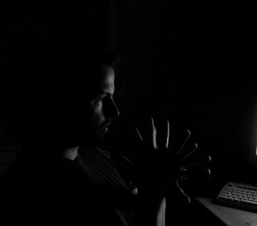 10-fingers-darkness-1486579